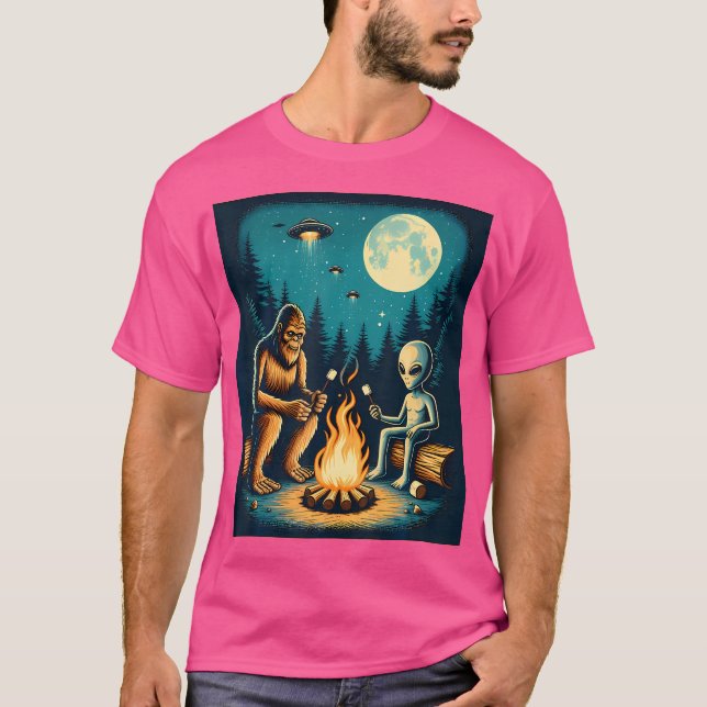 Bigfoot mit Alien am Campfire Funny Sasquatch T-Shirt (Vorderseite)