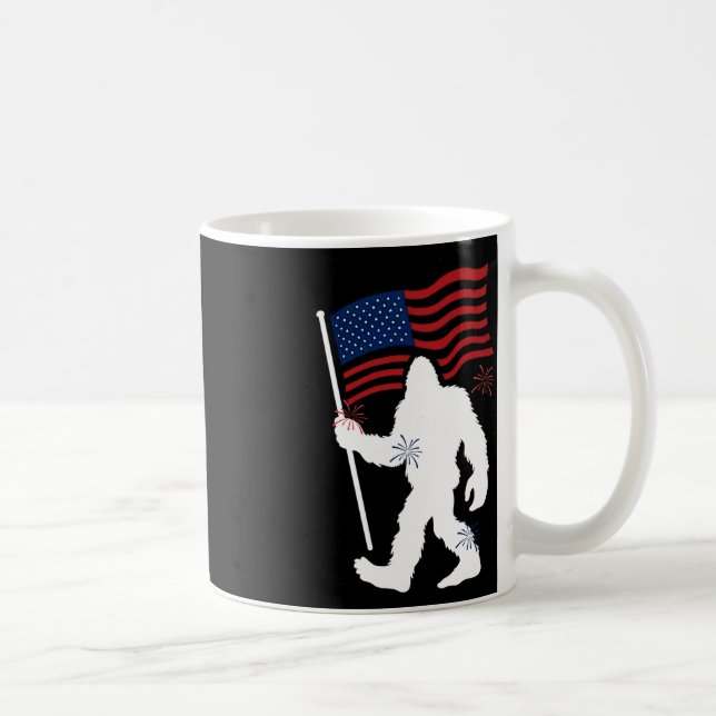 Bigfoot mit amerikanischer Flagge am 4. Juli für H Kaffeetasse (Rechts)