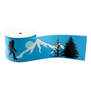 Bigfoot Mountains und Forest Pine Trees Winter Ripsband