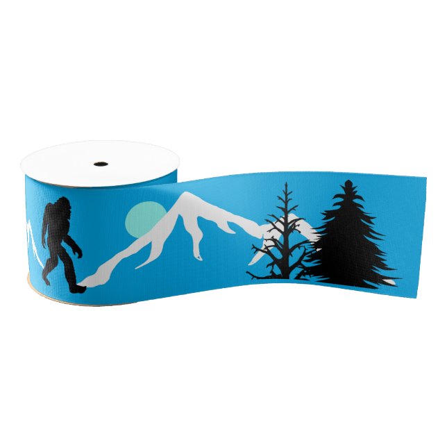 Bigfoot Mountains und Forest Pine Trees Winter Ripsband (Spule)