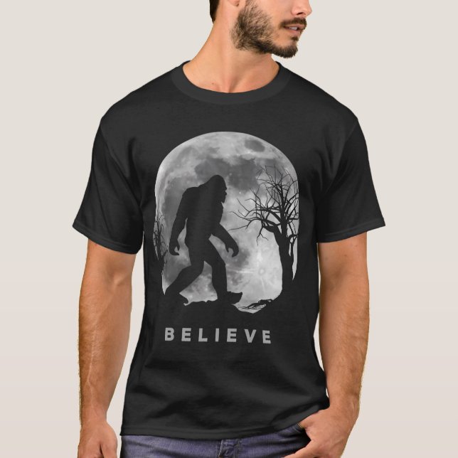 Bigfoot Night Full Moon Ich glaube Sasquatch T-Shirt (Vorderseite)