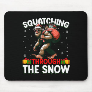 Bigfoot quatschen durch die schneebedeckte Weihnac Mousepad