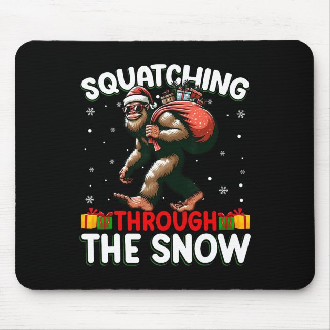 Bigfoot quatschen durch die schneebedeckte Weihnac Mousepad (Vorne)
