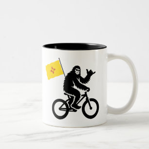 Bigfoot-Radfahren New Mexico-Flagge Zweifarbige Tasse