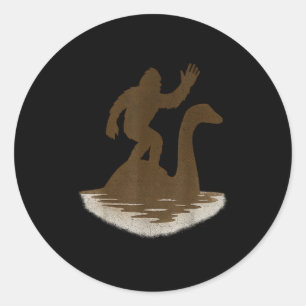 Bigfoot reitet auf dem Loch-Ness-Monster Lustiger Runder Aufkleber