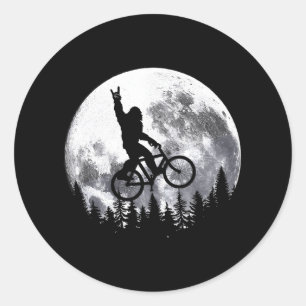 Bigfoot Ridding Mountain Bike on Moon Cycling Runder Aufkleber