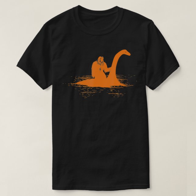 Bigfoot Riding Loch Ness Monster Cute Sasquatch Gi T-Shirt (Design vorne)