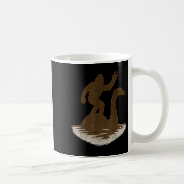 Bigfoot Riding Loch Ness Monster Funny Sasquatch  Kaffeetasse (Rechts)