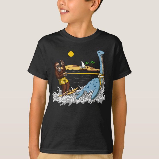 Bigfoot Riding Loch Ness Monster Funny Verschwörun T-Shirt (Vorderseite)