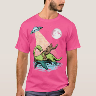 Bigfoot Riding Nessie Ufo Außerirdischen bei Night T-Shirt
