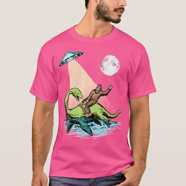 Bigfoot Riding Nessie Ufo Außerirdischen bei Night T-Shirt (Vorderseite)