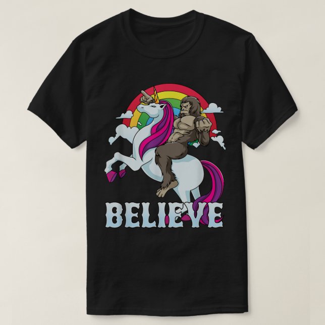 Bigfoot Riding Unicorn Rainbow Sasquatch Glaube G T-Shirt (Design vorne)