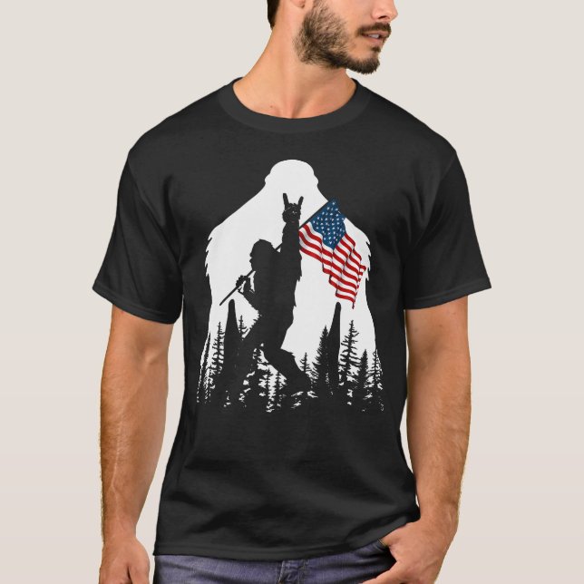 Bigfoot Rock on Hold American Flag Sasquatch Belie T-Shirt (Vorderseite)