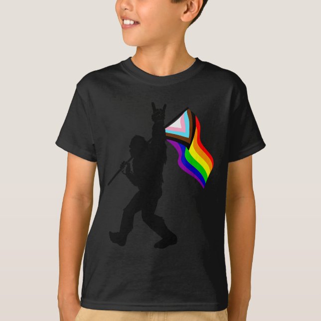 Bigfoot Rock On Proud Gay Lgbtq Progressive New Pr T-Shirt (Vorderseite)