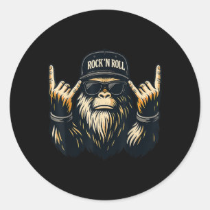 Bigfoot Rock on Sasquatch Heavy Metal Vibes Men Wo Runder Aufkleber