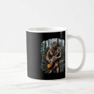 Bigfoot Rockin mit seiner Gitarre draußen - Wald J Kaffeetasse