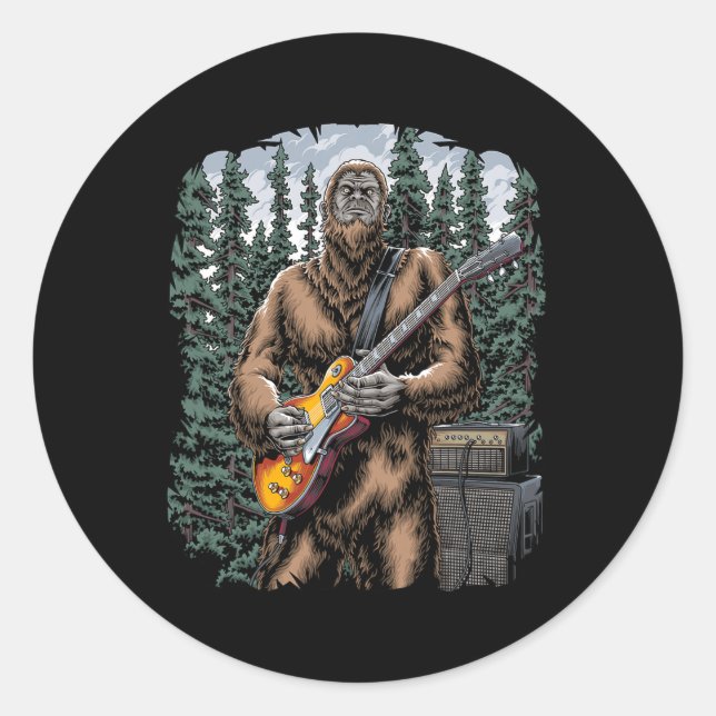 Bigfoot Rockin mit seiner Gitarre draußen - Wald J Runder Aufkleber (Vorderseite)