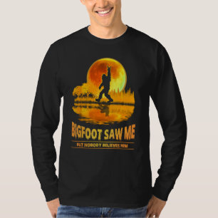 Bigfoot sah mich, aber niemand glaubt ihm Mond T-Shirt