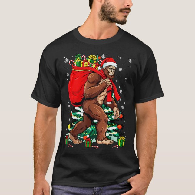 Bigfoot Santa Carrying Christmas Bag Xmas Hat Sasq T-Shirt (Vorderseite)