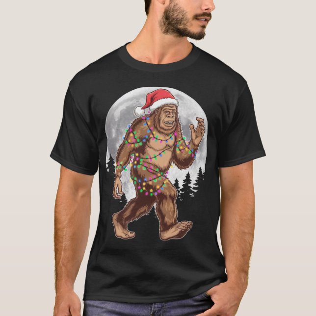 Bigfoot Santa Christmas Tree Lights Xmas Sasquatch T-Shirt (Vorderseite)