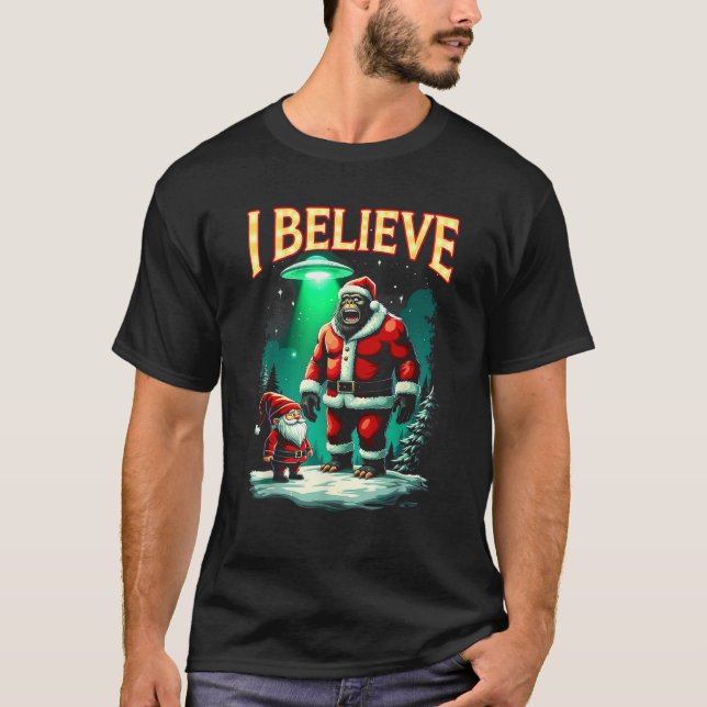 Bigfoot Santa Funny Christmas UFO Believe gnomes D T-Shirt (Vorderseite)