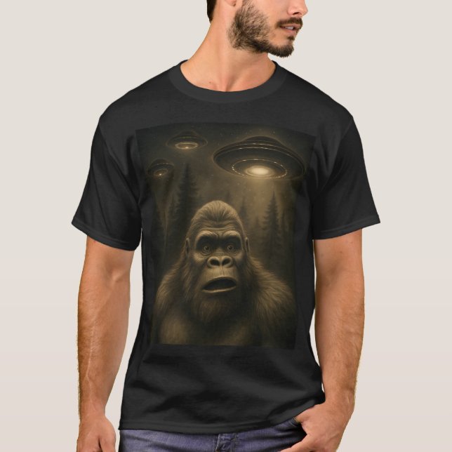 Bigfoot Sasquatch Alien UFO Funny T-Shirt (Vorderseite)