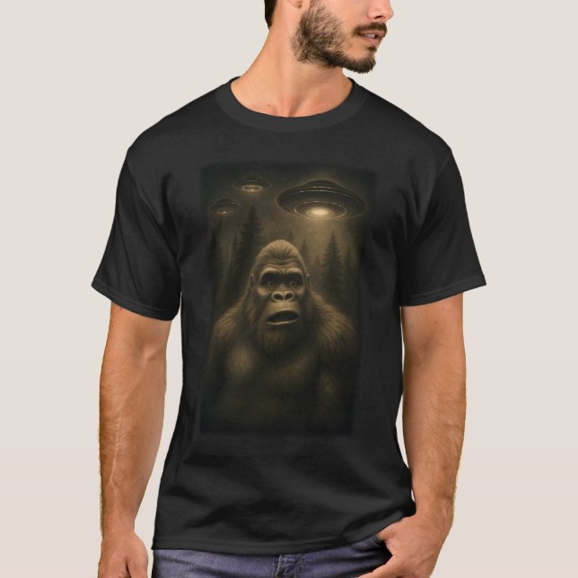 Bigfoot Sasquatch Alien UFO Funny T-Shirt (Vorderseite)