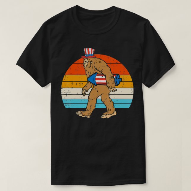 Bigfoot Sasquatch Firecracker American USA Funny 4 T-Shirt (Design vorne)
