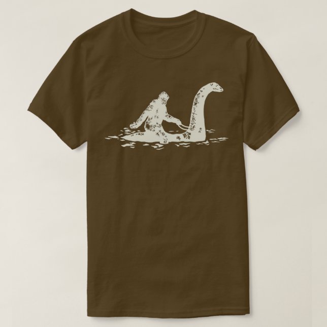 Bigfoot Sasquatch Riding The Loch Ness Monster Fun T-Shirt (Design vorne)