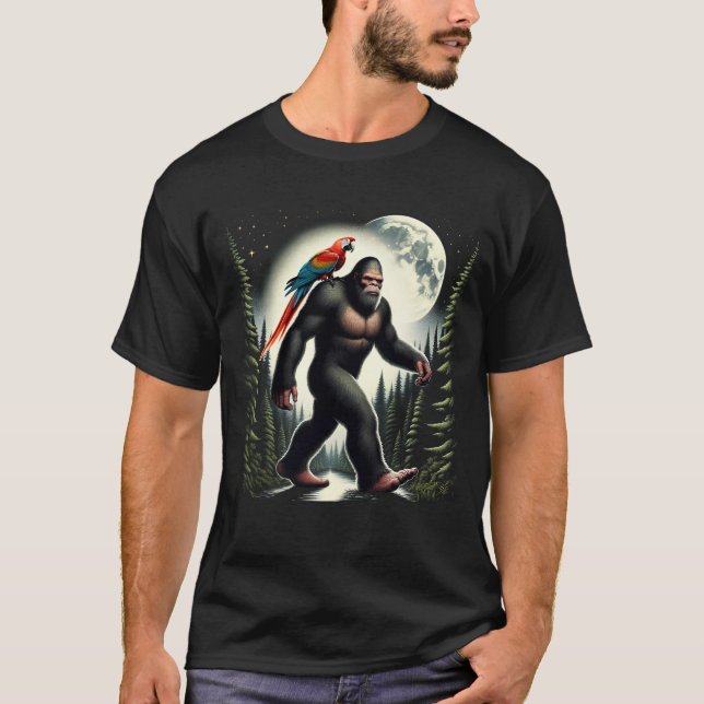 Bigfoot Sasquatch Scarlet Macaw Parrot Eigentümer T-Shirt (Vorderseite)