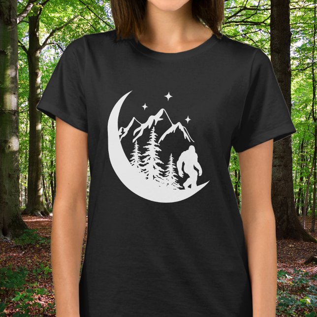 BigFoot Sasquatch Squatchy Forest Mountains Moon T-Shirt (Von Creator hochgeladen)