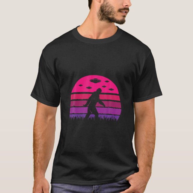 Bigfoot Sasquatch UFO Alien Apparel T-Shirt (Vorderseite)