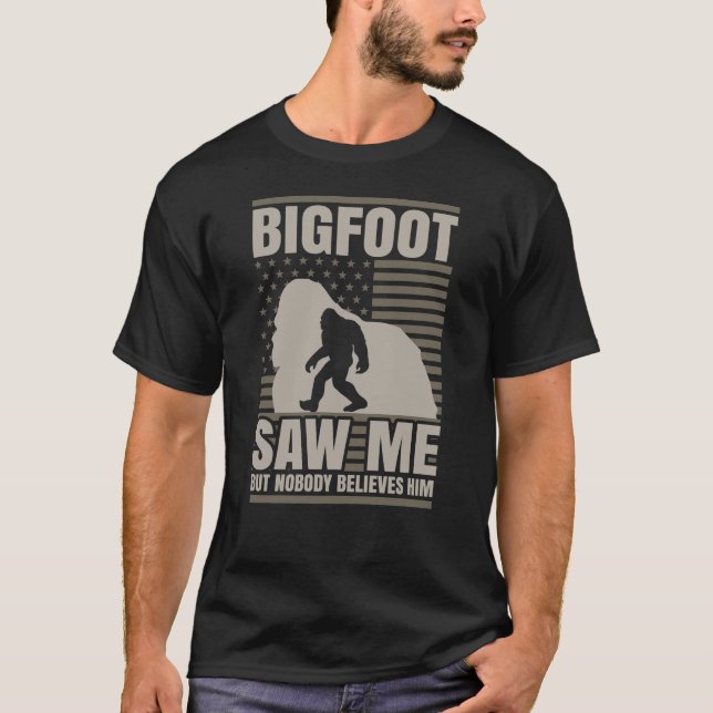 Bigfoot Saw Me American Flag T-Shirt (Vorderseite)
