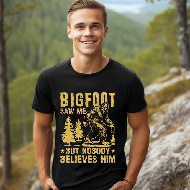 "Bigfoot Saw Me But Nobody Believes Him" Forest T-Shirt (Von Creator hochgeladen)