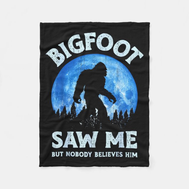 Bigfoot Saw Me But Nobody Believes Him Funny Sasqu Fleecedecke (Vorderseite)
