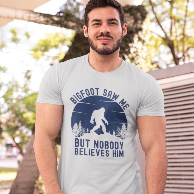 Bigfoot Saw me but nobody believes him T-Shirt (Von Creator hochgeladen)