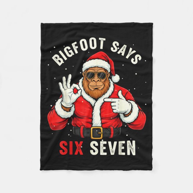 Bigfoot Says Six Seven Funny Christmas 67 Meme Xma Fleecedecke (Vorderseite)