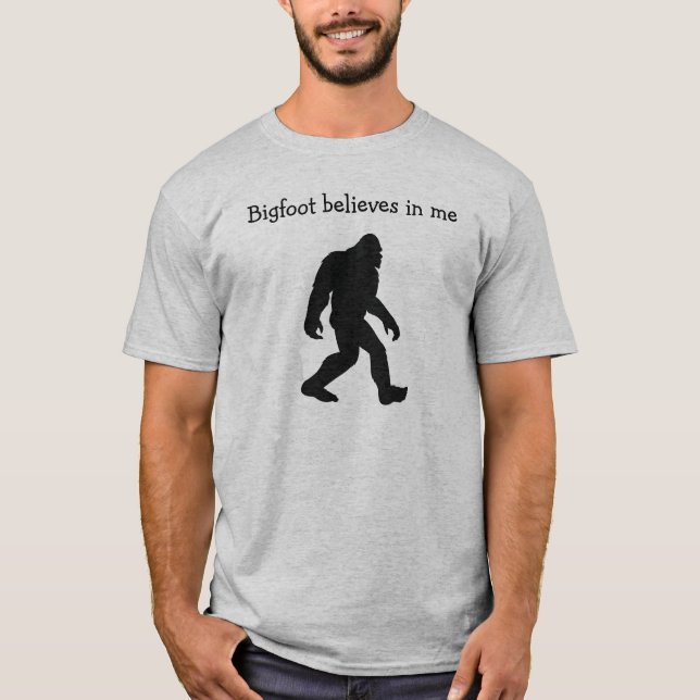 Bigfoot-Shirt. Lustiges Shirt. Das Shirt der (Vorderseite)