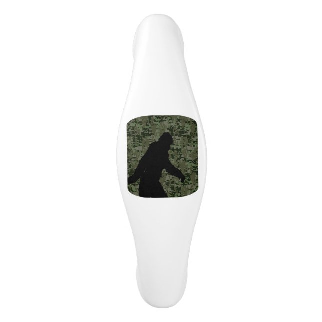 Bigfoot Silhouette auf Woodland Digital Camouflage Keramik Schrankknauf (Vorderseite)