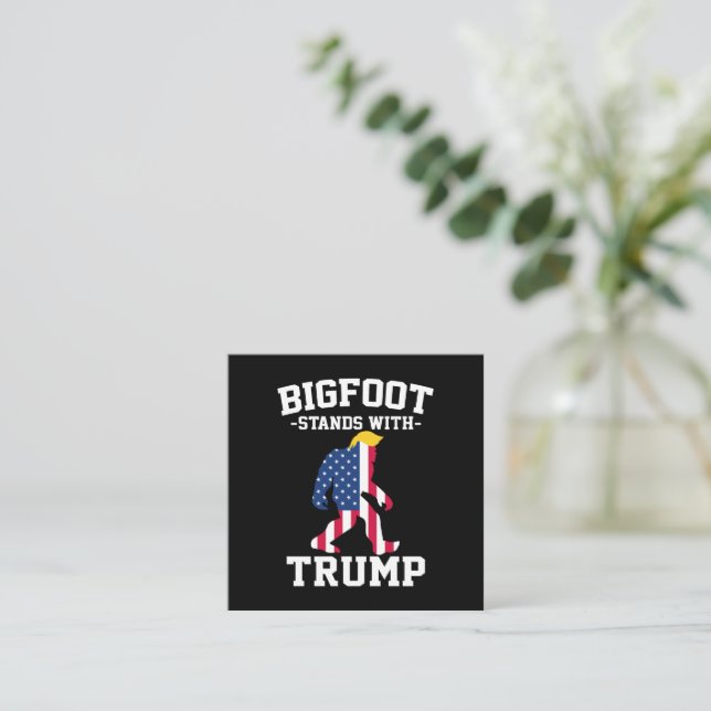 Bigfoot steht bei den Wahlen 2024 unter Trump Begleitkarte (Stehend Vorderseite)