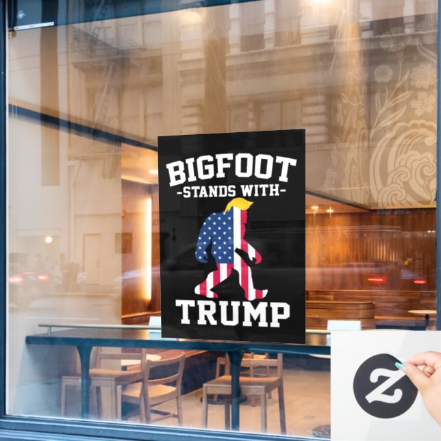 Bigfoot steht bei den Wahlen 2024 unter Trump Fensteraufkleber (Café-Fenster)