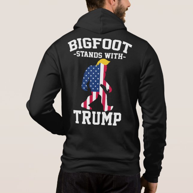 Bigfoot steht bei den Wahlen 2024 unter Trump Hoodie (Rückseite)