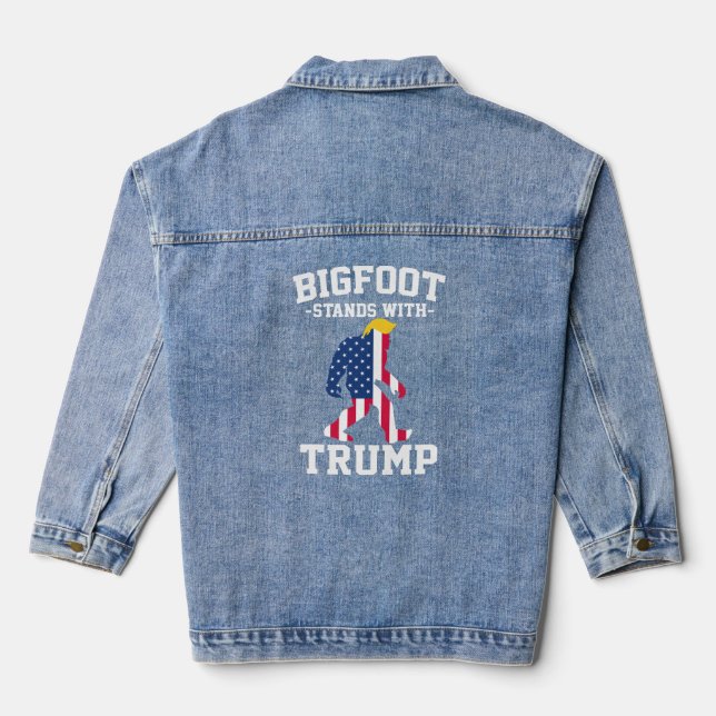 Bigfoot steht bei den Wahlen 2024 unter Trump Jeansjacke (Rückseite)