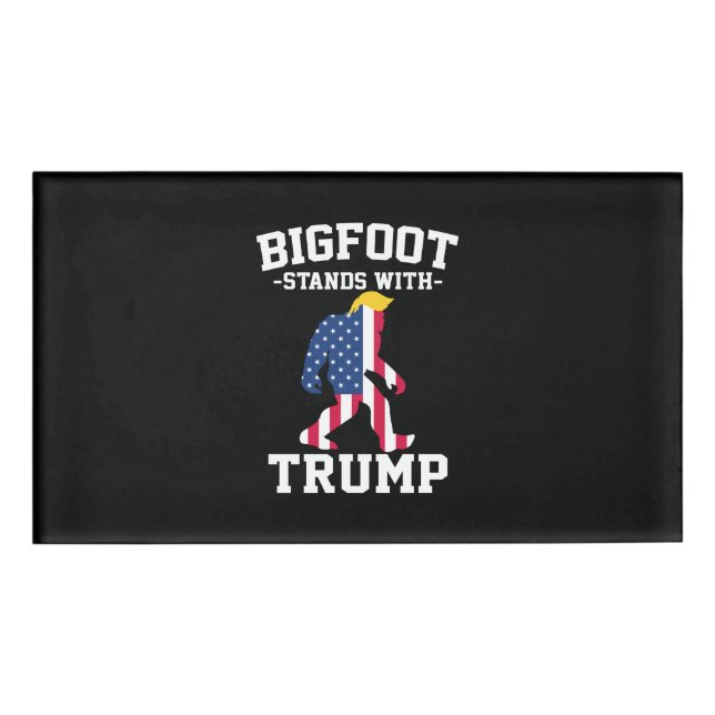 Bigfoot steht bei den Wahlen 2024 unter Trump Namenschild (Vorderseite)
