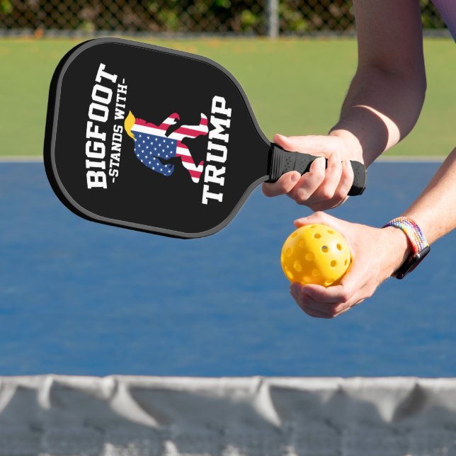Bigfoot steht bei den Wahlen 2024 unter Trump Pickleball Schläger (InSitu)