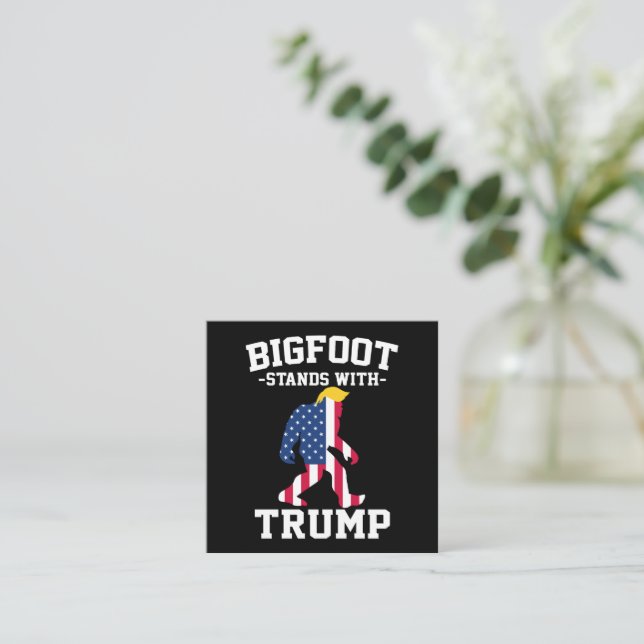 Bigfoot steht bei den Wahlen 2024 unter Trump Quadratische Visitenkarte (Stehend Vorderseite)