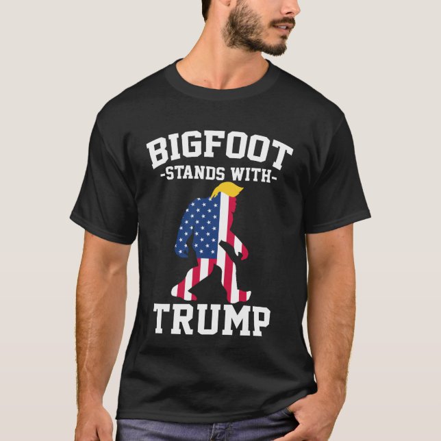 Bigfoot steht bei den Wahlen 2024 unter Trump T-Shirt (Vorderseite)