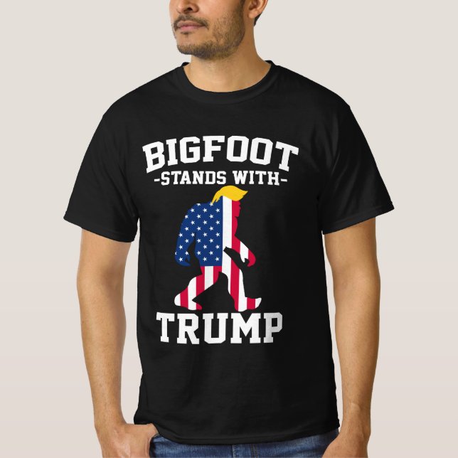 Bigfoot steht bei den Wahlen 2024 unter Trump T-Shirt (Vorderseite)