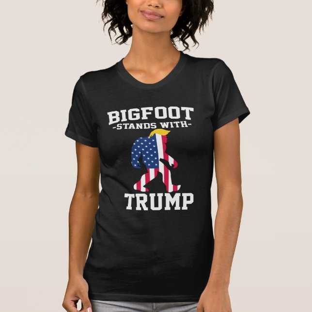 Bigfoot steht bei den Wahlen 2024 unter Trump T-Shirt (Vorderseite)