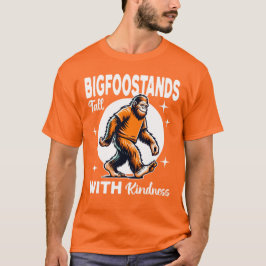 Bigfoot steht groß mit Freundlichkeit T-Shirt